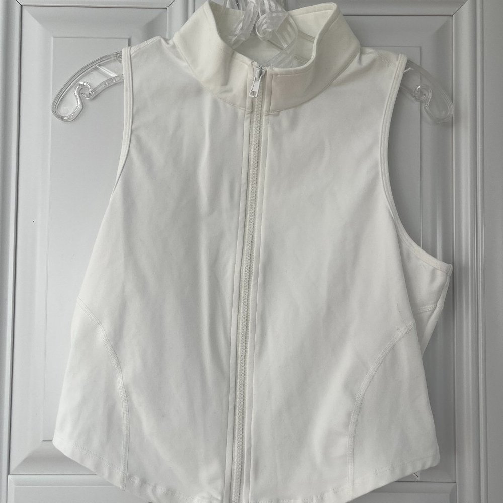 HALARA Mock Neck Zip Front Sleeveless Cropped Tank Top. SZ L. WHITE. (1100). NWT